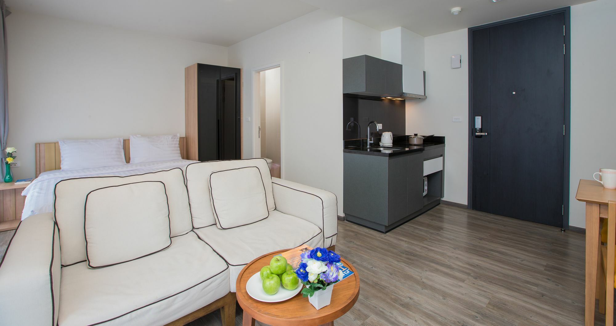 The Deck Condo Patong By Vip Exterior photo